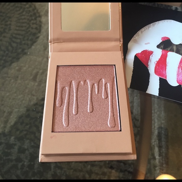 🌸NEW!  KYLIES "CHOCOLATE CHERRY" HIGHLIGHTER - Picture 2 of 5