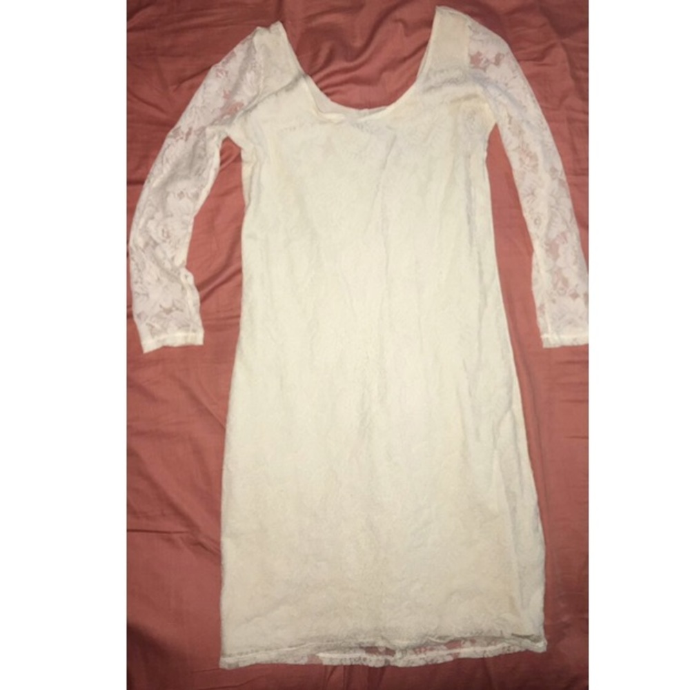 Bodycon floral lace dress.