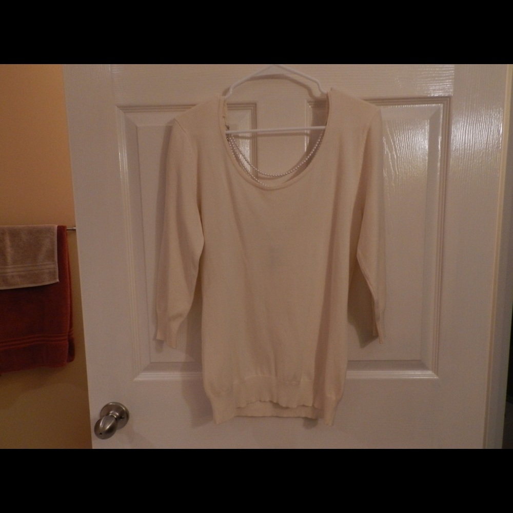 NWOT sweater with removable pearls on back size M