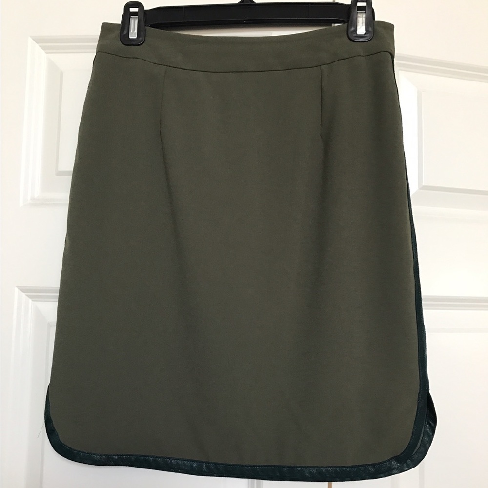 Cremieux Olive Green Skirt Sz 2 with Suede Piping