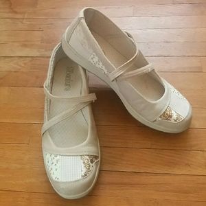 Tan Skechers size 8.5