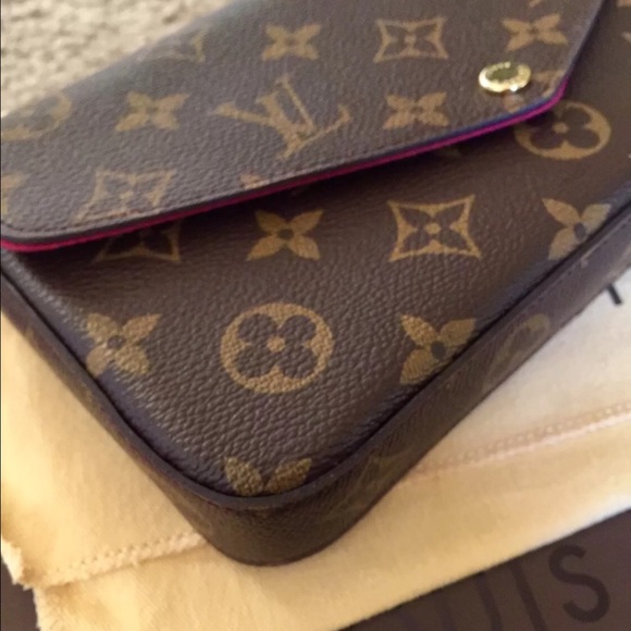 SOLD - AUTHENTIC Louis Vuitton Felicie Crossbody - Picture 3 of 7