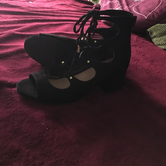 Shoes - Picture 4 of 4