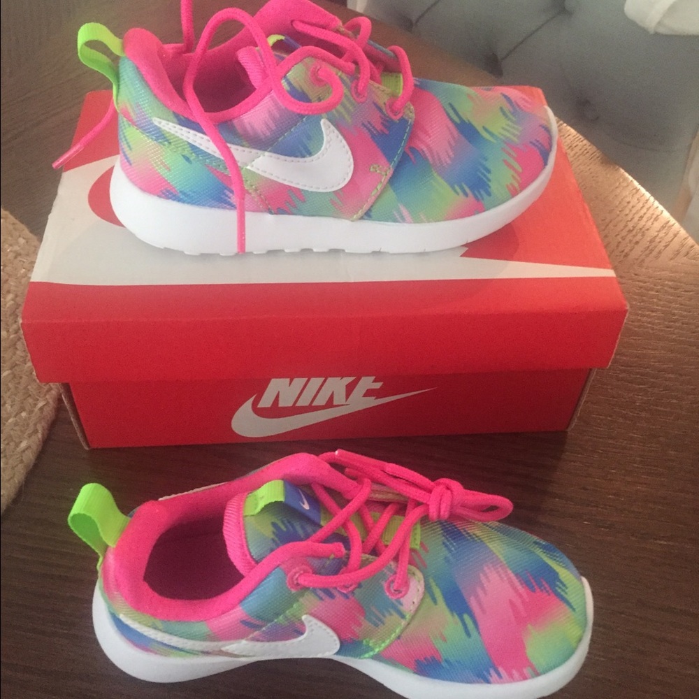 GIRLS NIKE SNEAKERS