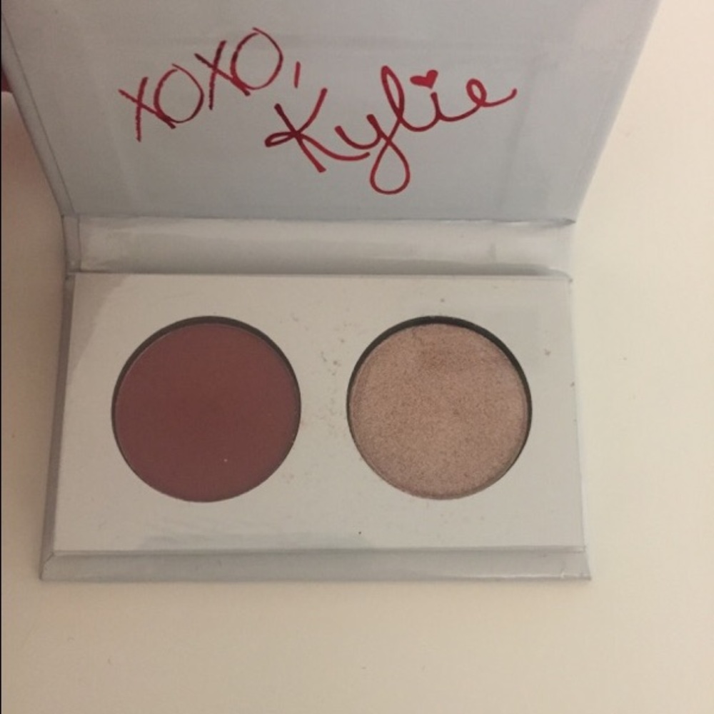 Kylie Cosmetics- Smooch Eyeshadow/ Lip Kit