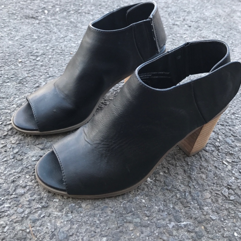 *SOLD* Black heel mules