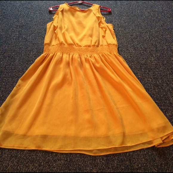 Yellow dress - Picture 2 of 2