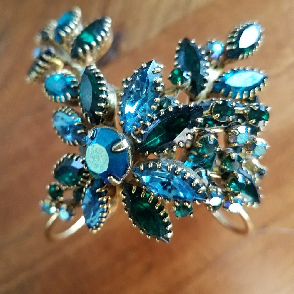 PRETTY emerald green cuff