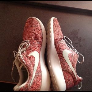 Barely used Nike tennis shoes! MAKE ME AN OFFER