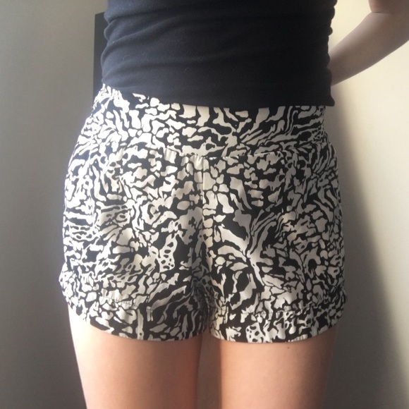 S H O R T S // FUN BLACK AND WHITE PRINT - Picture 1 of 3