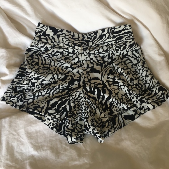 S H O R T S // FUN BLACK AND WHITE PRINT - Picture 2 of 3