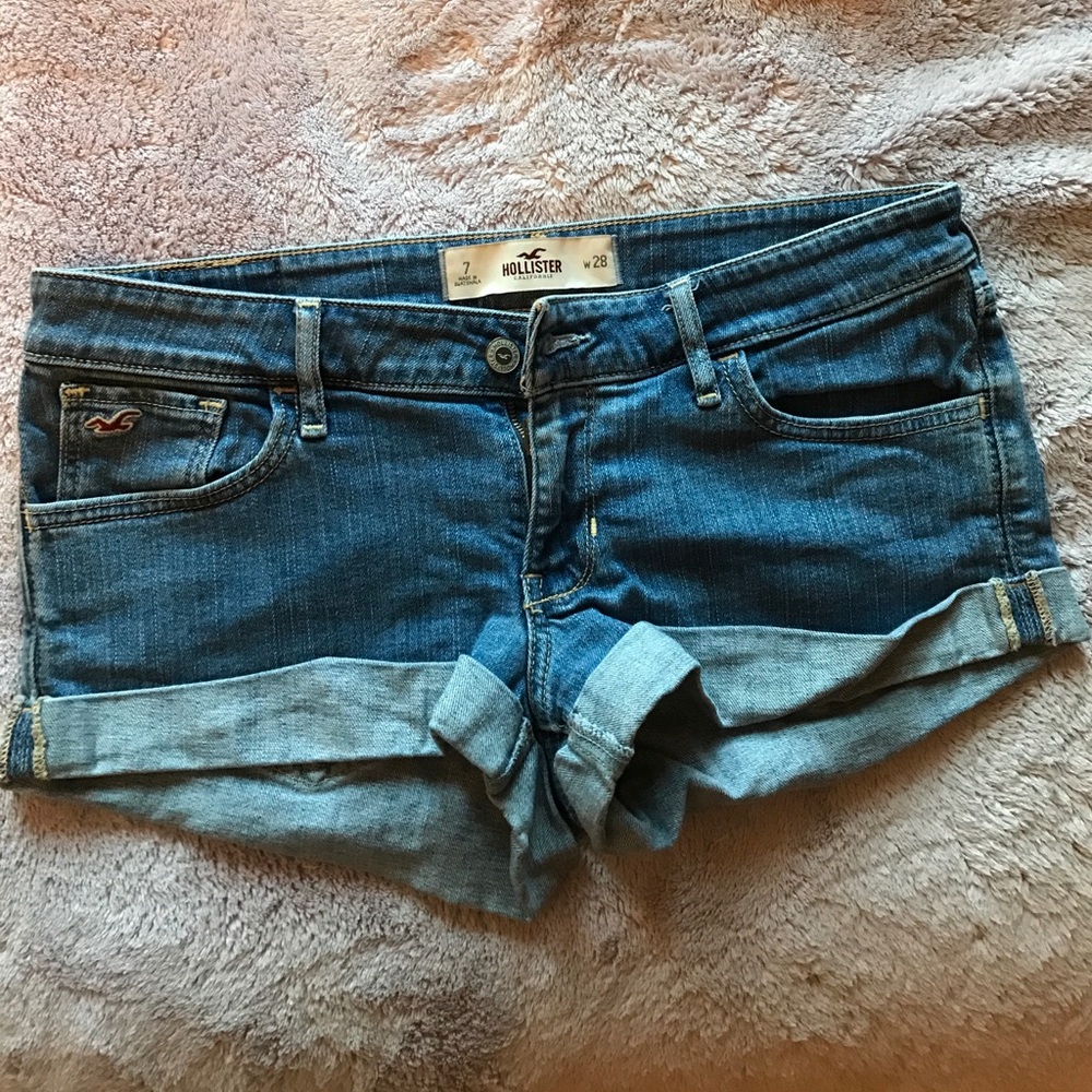 Hollister medium wash cuffed shorts- size 7 (28)