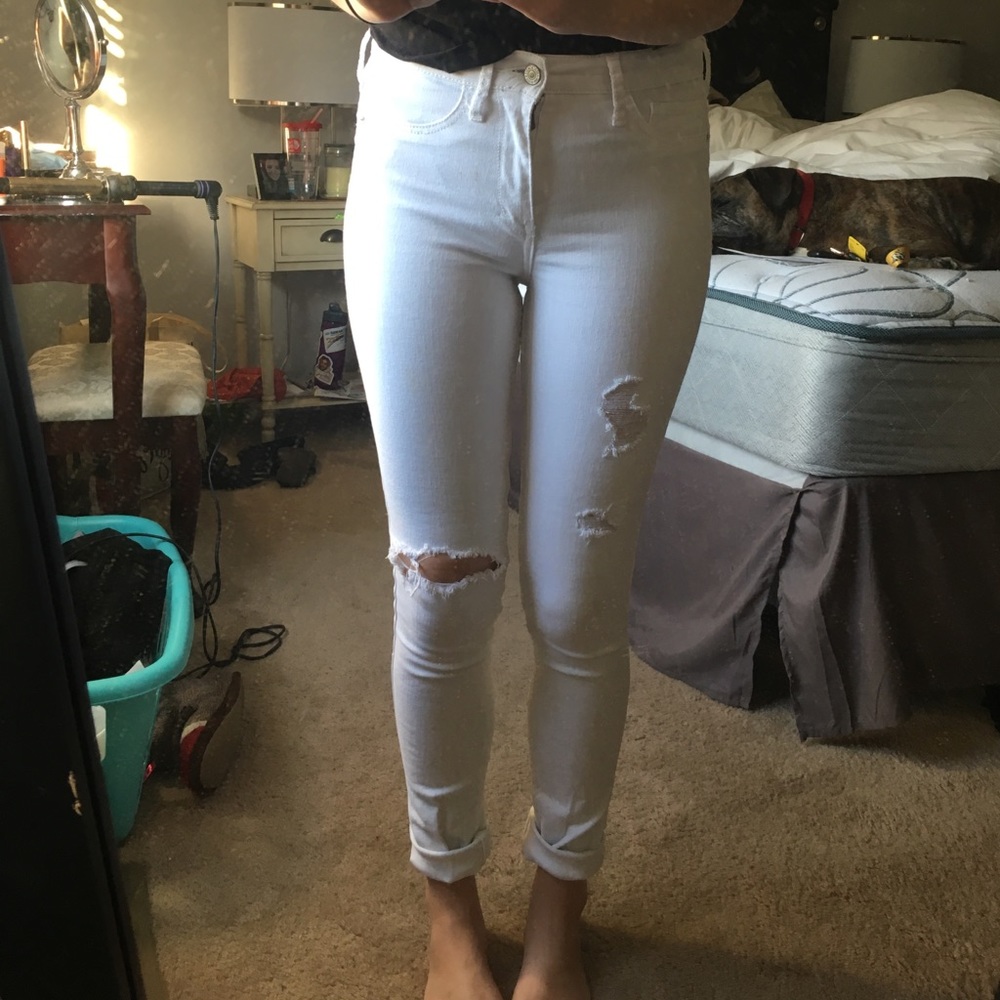 ABERCROMBIE & FITCH // WHITE DISTRESSED DENIM JEAN