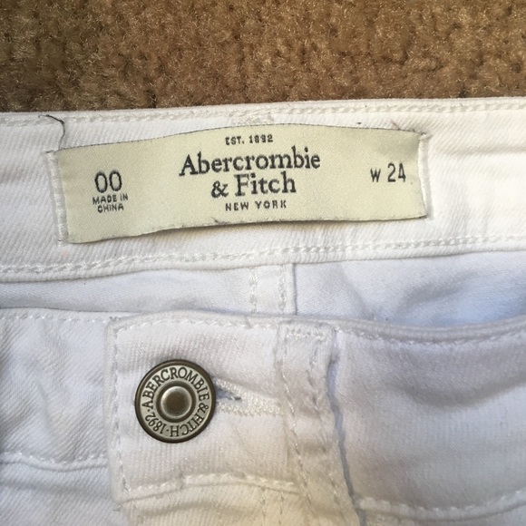 ABERCROMBIE & FITCH // WHITE DISTRESSED DENIM JEAN - Picture 3 of 4