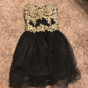 brand:windsor size:4 worn once to homecoming