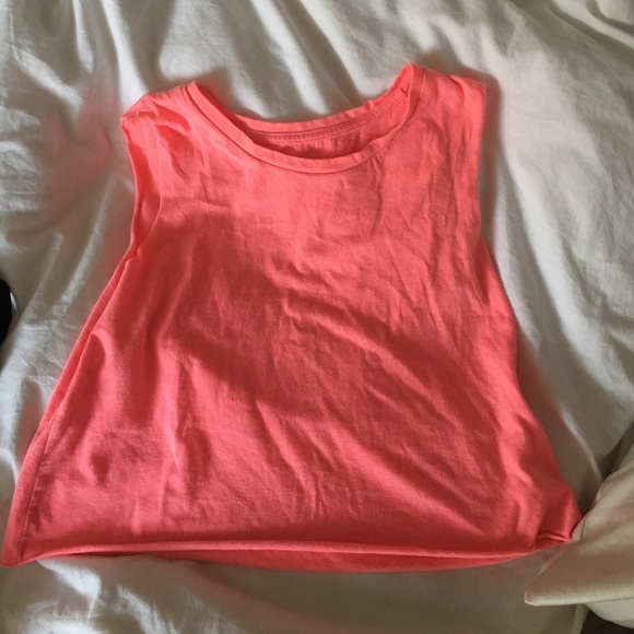 C R O P P E D  T A N K // HOT PINK AEO - Picture 2 of 3