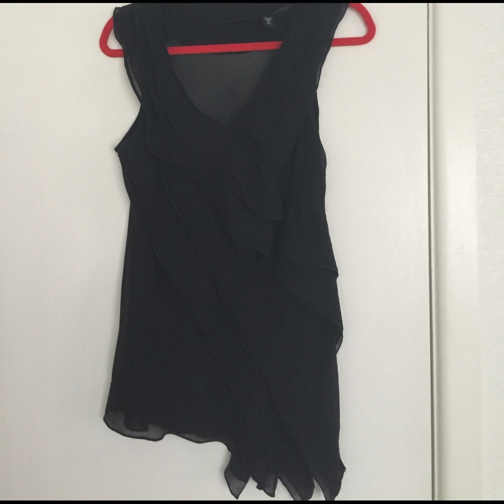 Super cute sleeveless blouse.