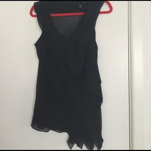 Super cute sleeveless blouse.