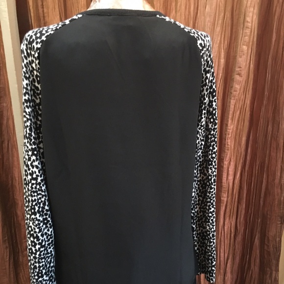 Loft black/white v-neck. - Picture 2 of 2