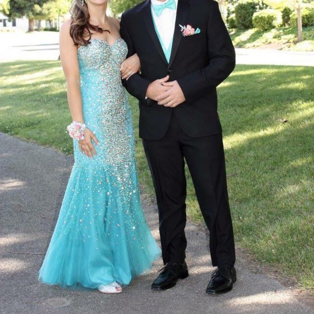 Worn once to prom.