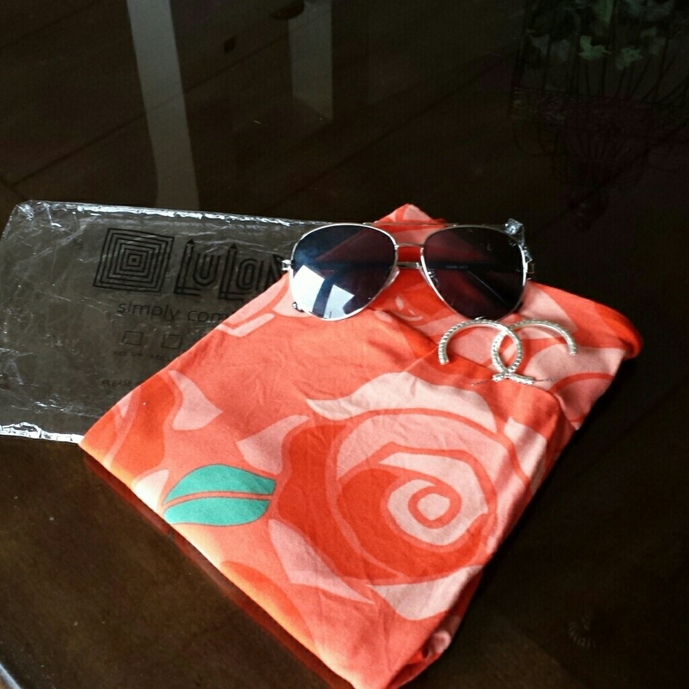 LuLaRoe Beauty and the Beast rose leggings.