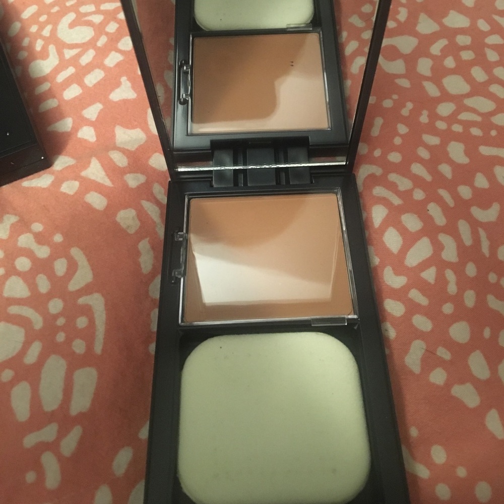 Beauty addicts cream to powder foundation