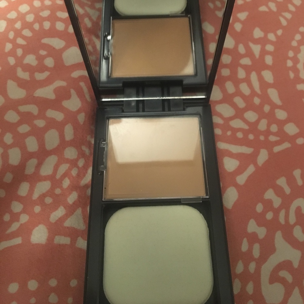 Beauty addicts cream to powder foundation