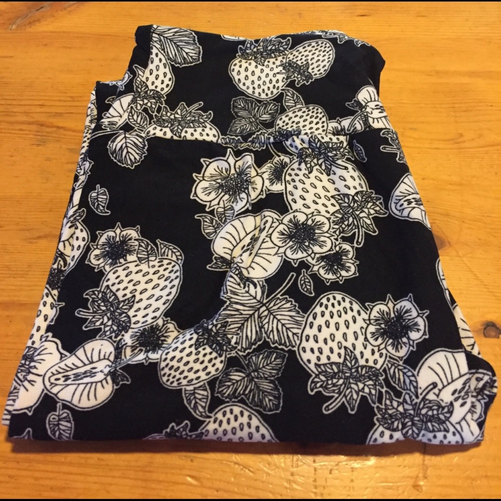 BNWT LULAROE BLACK/WHITE STRAWBERRIES OS LEGGINGS