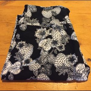 BNWT LULAROE BLACK/WHITE STRAWBERRIES OS LEGGINGS