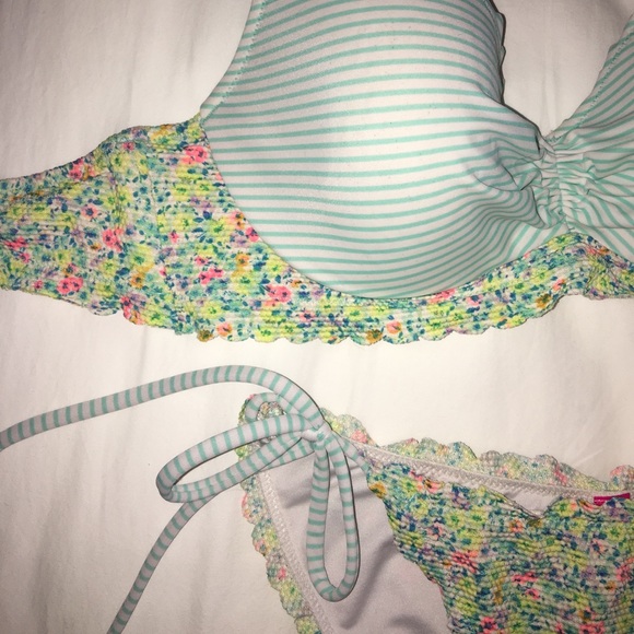 Victoria Secret Bikini - Picture 2 of 3