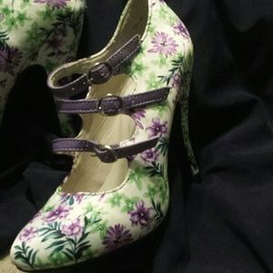 Dolce by MOJO moxy size 7