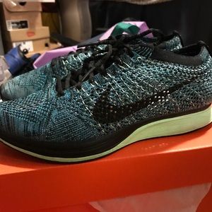 Wmns flyknit racer size 6.5