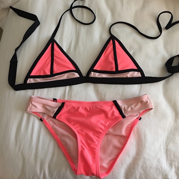 Bikini - Picture 1 of 2