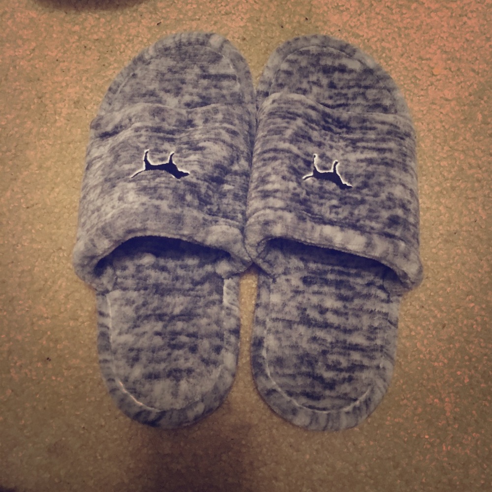 Victoria's Secret PINK fuzzy slippers never worn!