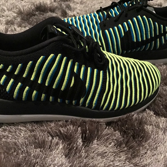 Women's Nike Roshe Two Flyknit temp price drop👇 - Picture 2 of 6