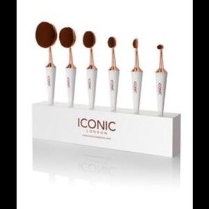Iconic London brush stand