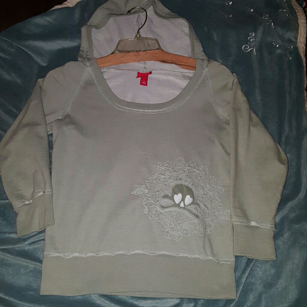 SKULL HOODIE SIZE SMALL SO CUTE