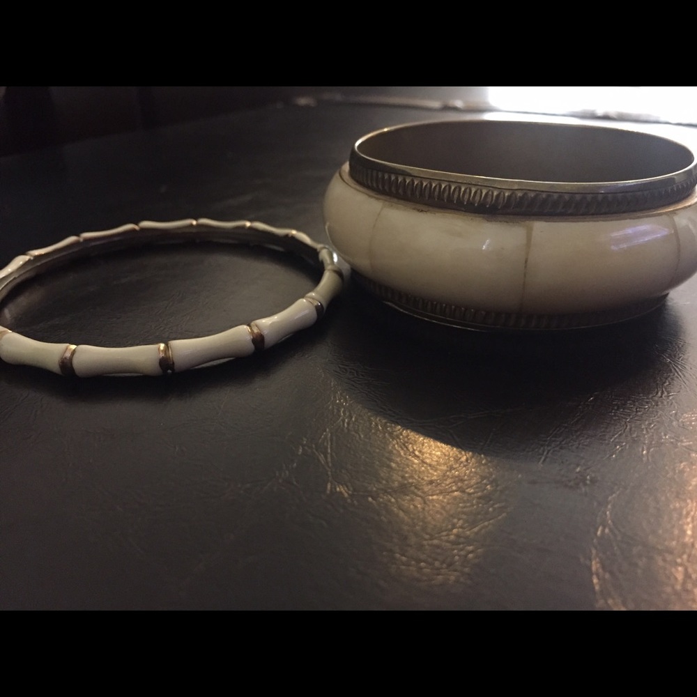 Bangle set. Gold and off white.