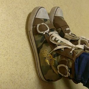 Apple bottoms camo shoes