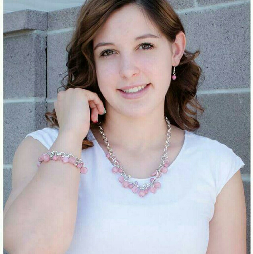 NWT short stone necklace in pink