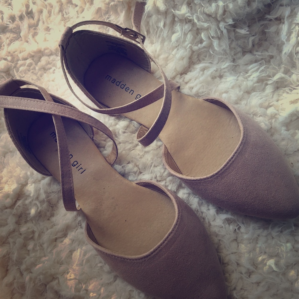 pointed flats & the color is light pink ✨