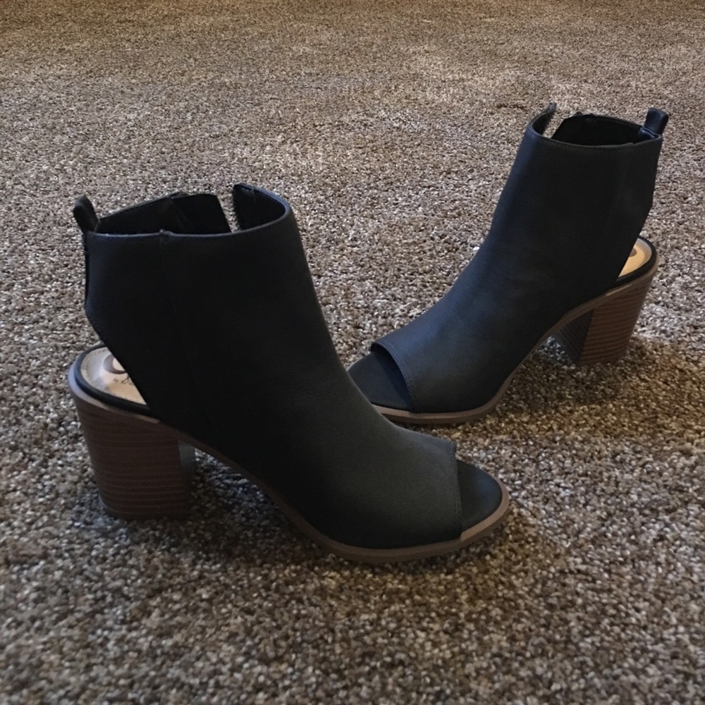 New w/o box! Black Peep-Toe Booties by Sam Edelman