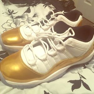 Retro 11 lows Gold and white