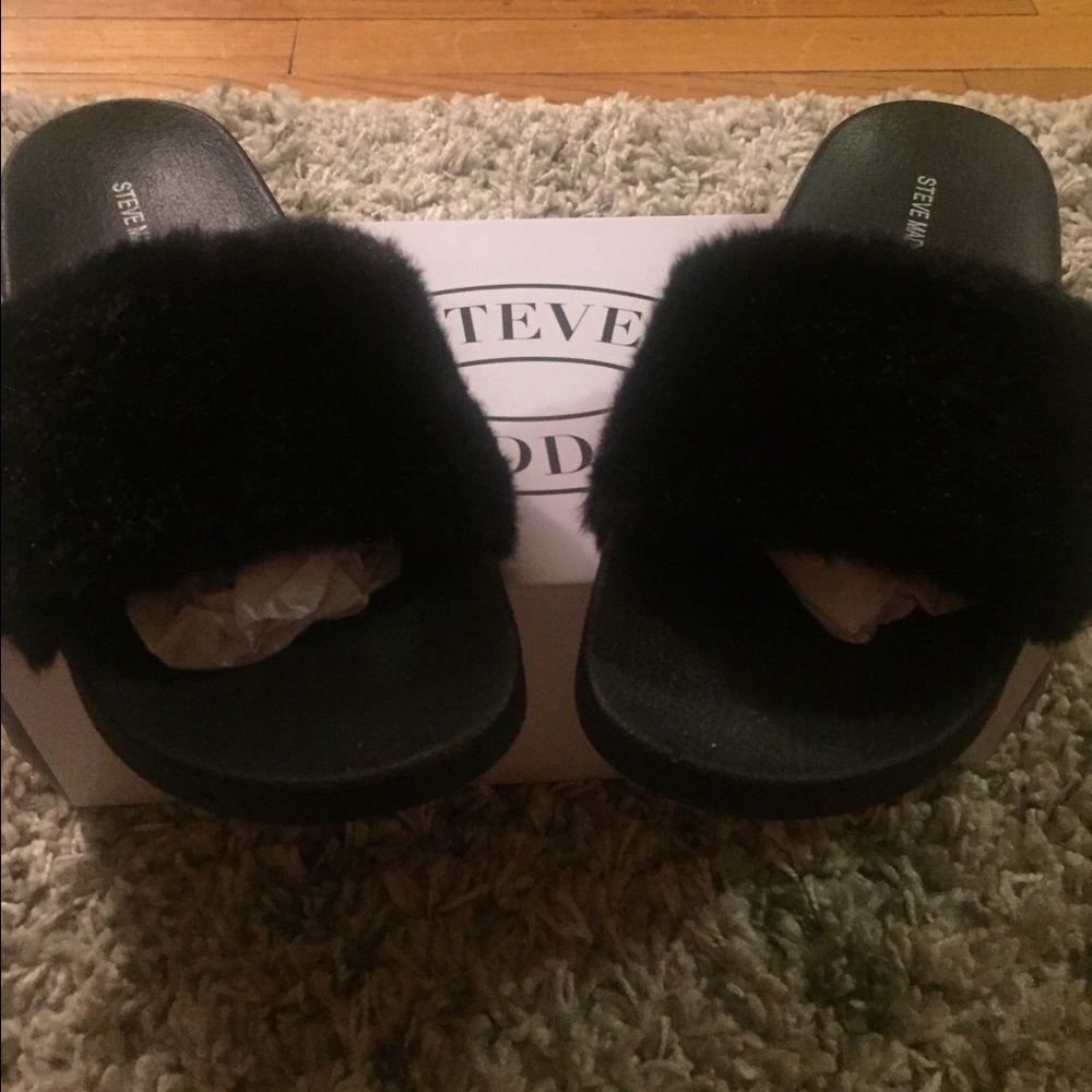 Steve Madden furry sandals 🌺