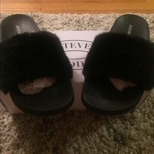 Steve Madden furry sandals 🌺