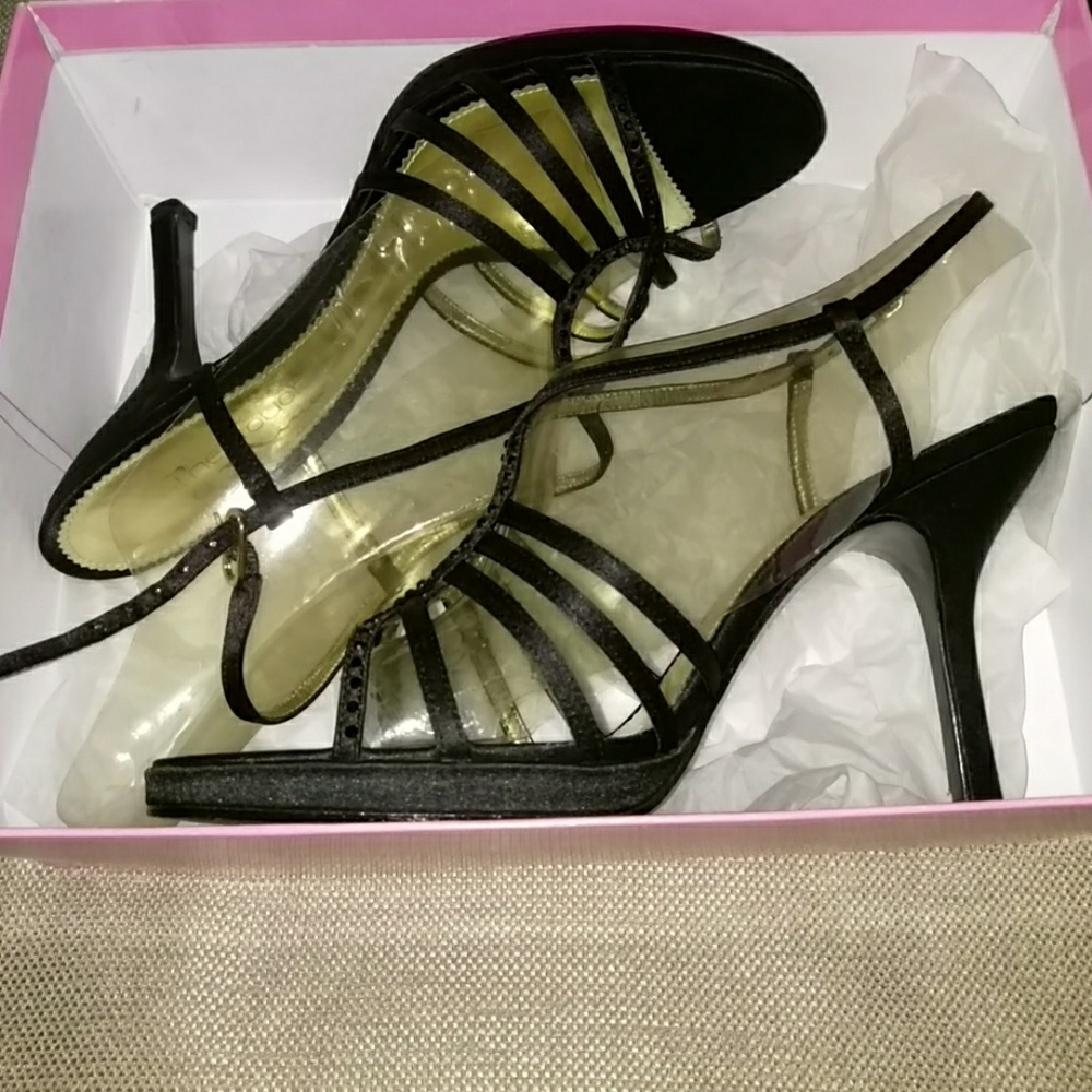 🔴 Strappy black satin heels