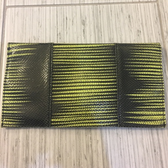 😊SOLD😊 BCBG clutch - Picture 2 of 4