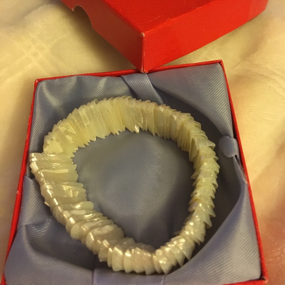 Beautiful white opalescent Jade seashell bracelet
