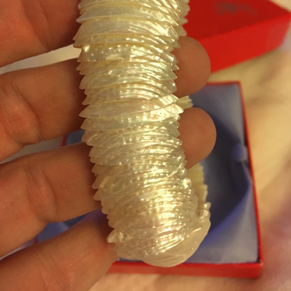 Beautiful white opalescent Jade seashell bracelet - Picture 2 of 4