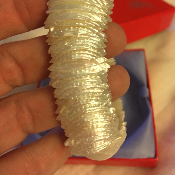 Beautiful white opalescent Jade seashell bracelet - Picture 2 of 4